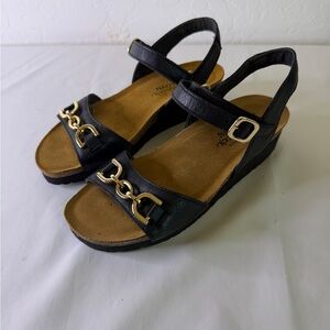 Naot Aubrey Black Sandals with Gold Chain Detail 37 NWOB